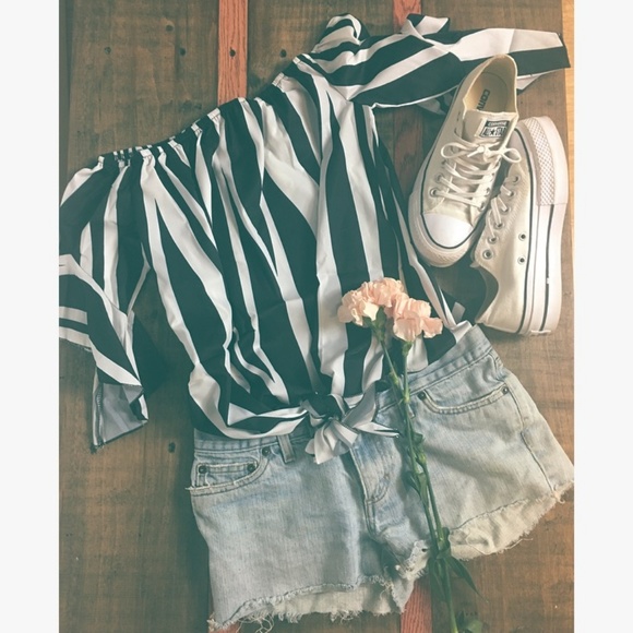 NEW! 🖤 "Dahlia" Off the Shoulder Striped Blouse - Picture 2 of 8